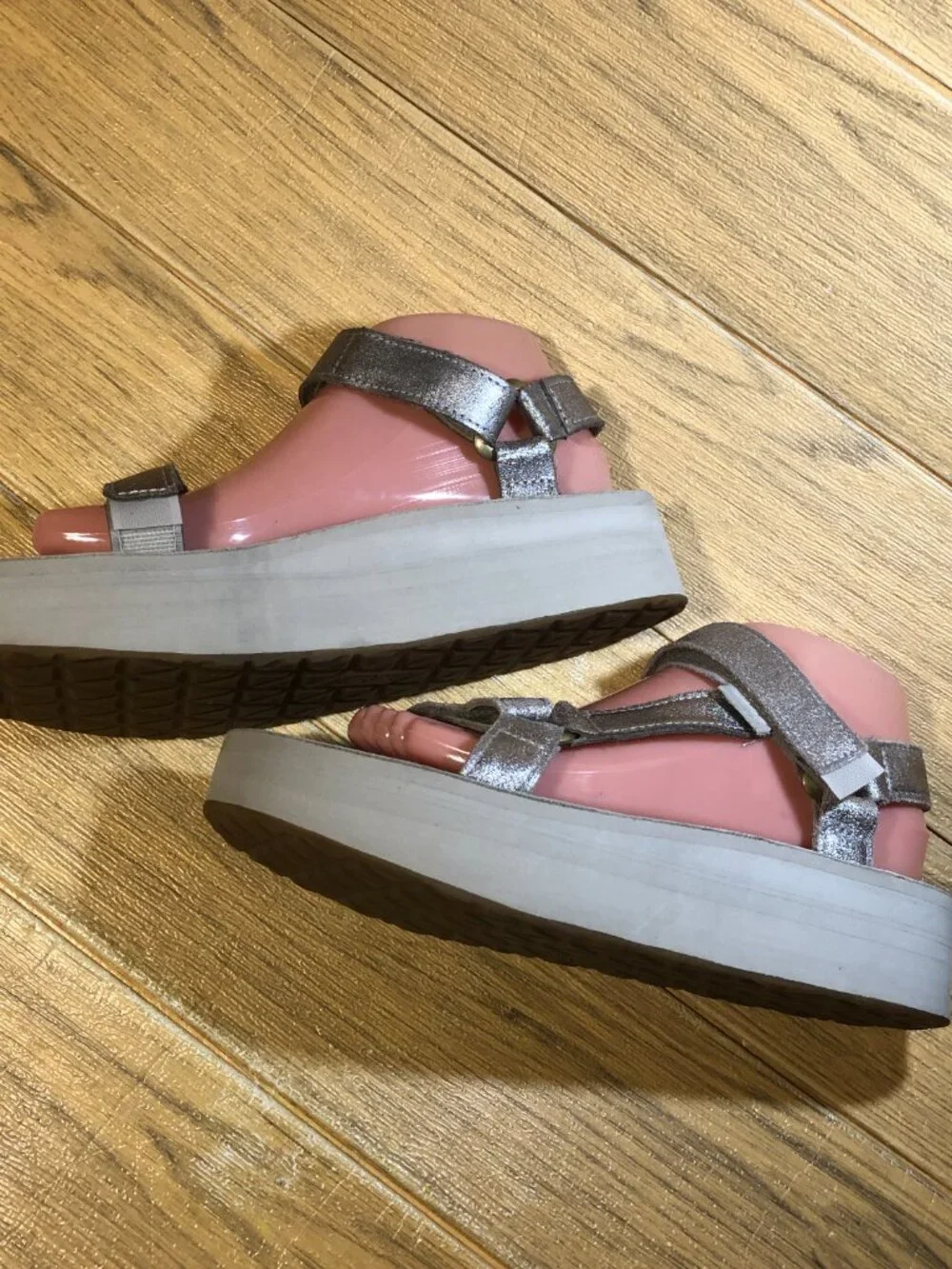 Teva women two-strap metallic platform leather sandals, size 9